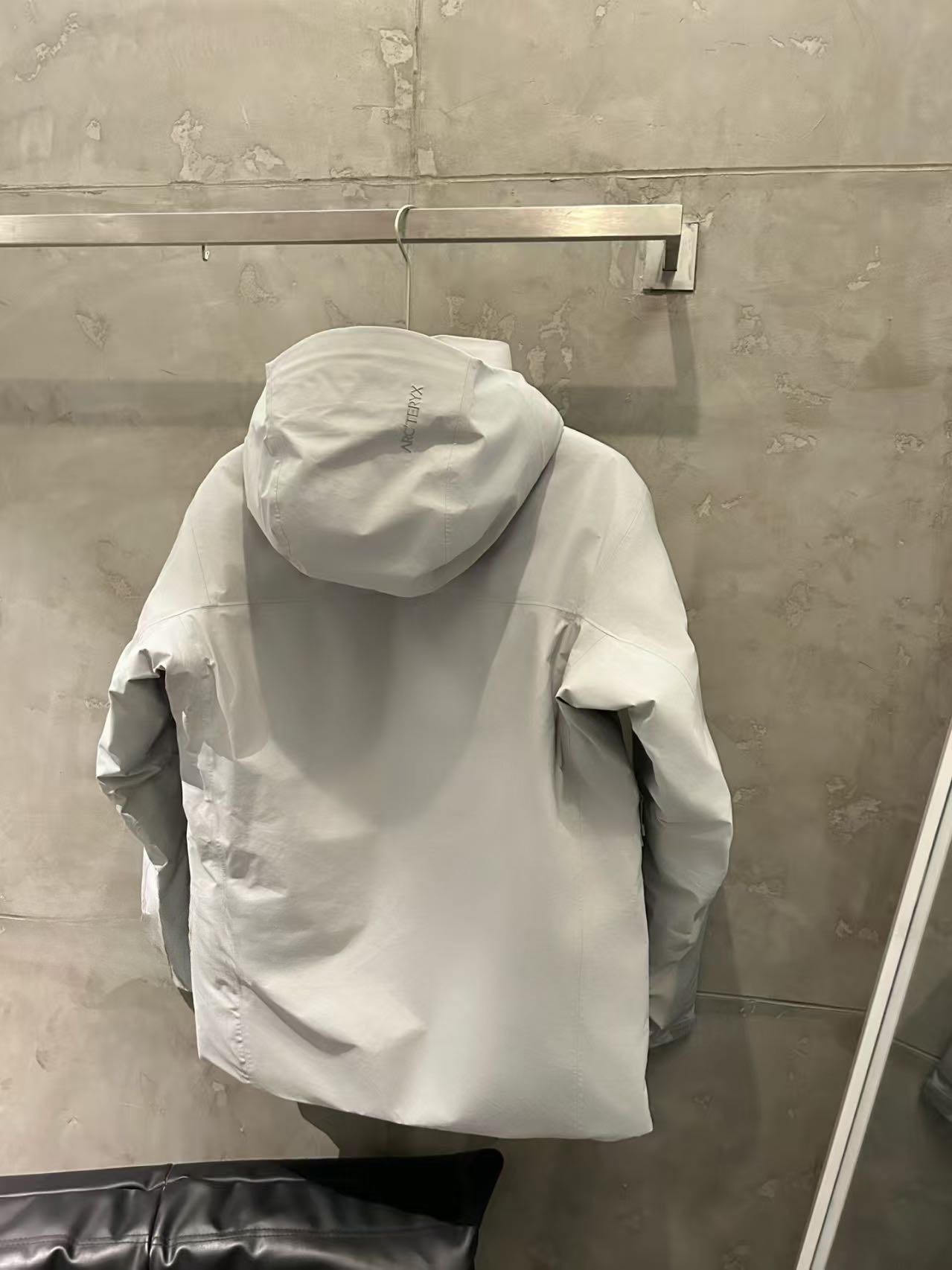 Arcteryx macai men's insulated jacket white ski and snowboard jacket image 7