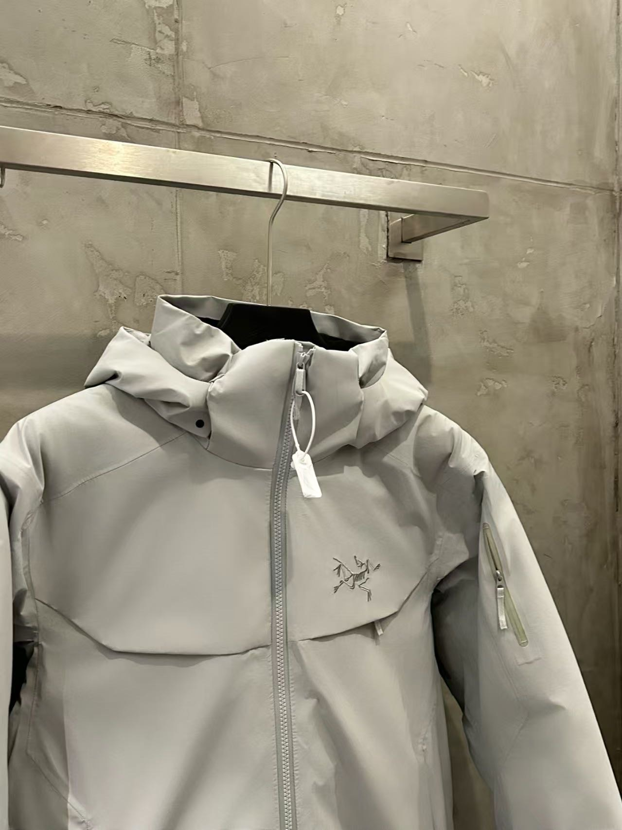 Arcteryx macai men's insulated jacket white ski and snowboard jacket image 3