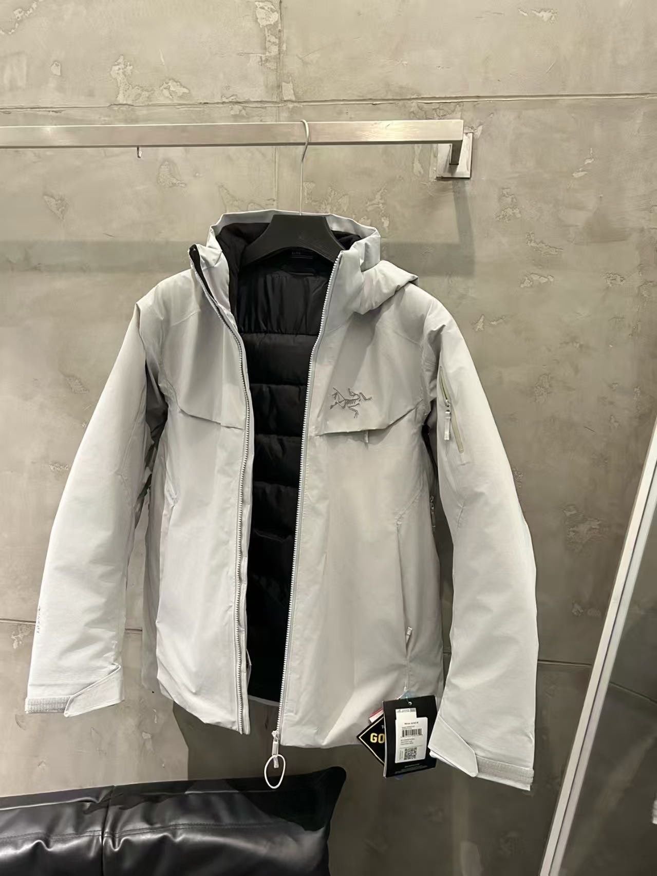 Arcteryx macai men's insulated jacket white ski and snowboard jacket image 1