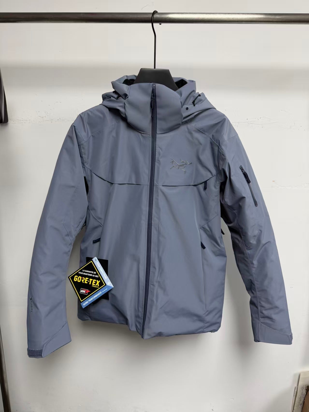 Arcteryx men's macai insulated jacket blue ski and snowboard jacket image 0