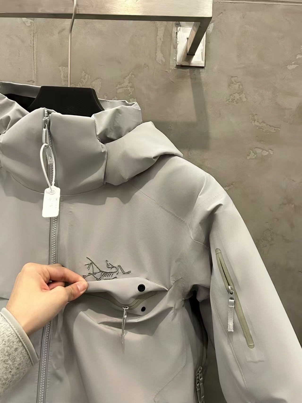 Arcteryx macai men's insulated jacket white ski and snowboard jacket image 2